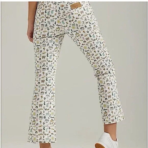 Wrangler Denim - LIKE NEW WRANGLER WROCK 672 HIGH RISE KICK FLARE IN LIFE’S LEMONS, SIZE 33